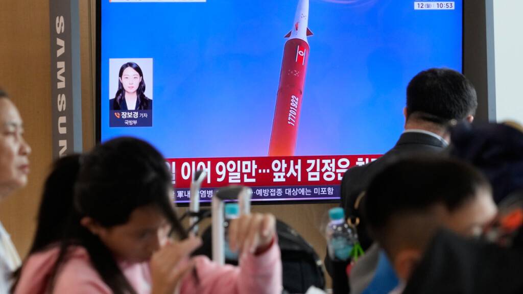 Auf einem Fernsehbildschirm ist während einer Nachrichtensendung am Bahnhof von Seoul ein Archivmaterial eines nordkoreanischen Raketenstarts zu sehen. Foto: Ahn Young-joon/AP/dpa