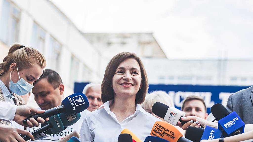 Maia Sandu, Präsidentin von Moldau, hat ihre Stimme bei der Parlamentswahl schon abgegeben. Die Menschen in der Ex-Sowjetrepublik Moldau stimmen bei einer vorgezogenen Wahl über die Abgeordneten ihres Parlaments ab. 