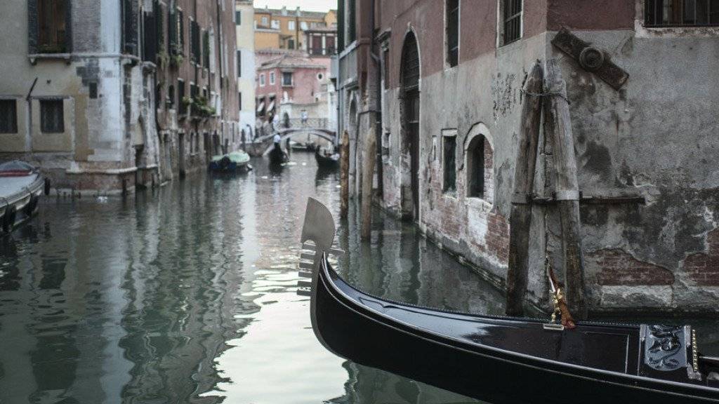 Eine Gondel fährt durch einen Kanal in Venedig. (Archivbild)