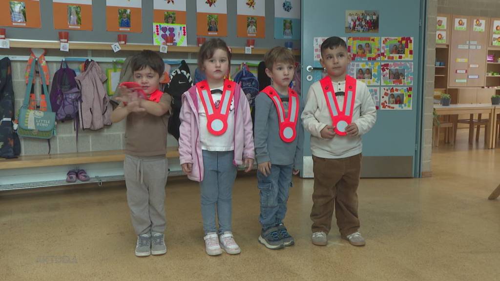 Neue Leuchtweste: Eltern und Kinder trauern dem alten «Lüchzgi» nach