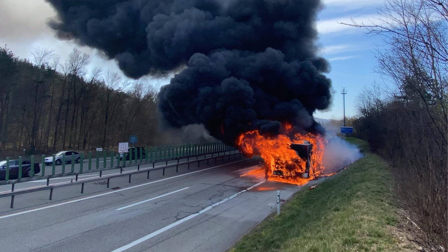 Wegen des Brandes musste die Autobahn Richtung Zürich sowie die Einfahrt Ohringen für rund drei Stunden gesperrt werden.