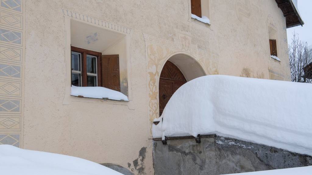 Starker Schneefall am 23. Januar führte zu Behinderungen bei Bahn- und Strassenverkehr im Engadin. Ab Chinous-chel/Brail waren Strasse und Bahnverbindug nach Zernez gesperrt.