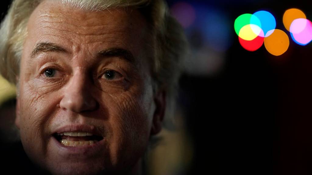 Geert Wilders beantwortet Fragen der Medien nach der Bekanntgabe der ersten vorläufigen Ergebnisse der Parlamentswahlen. 