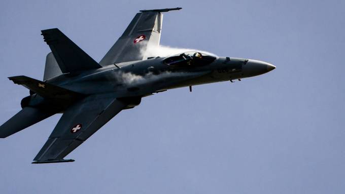 F/A-18-Kampfjets fangen Privatjet im Luftraum über Laufen (BL) ab