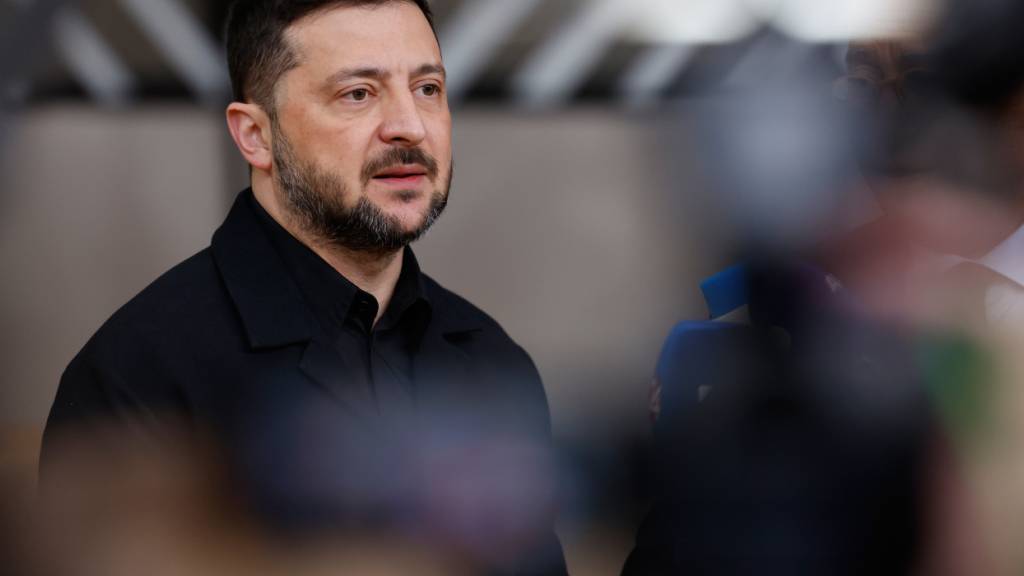 ARCHIV - Der ukrainische Präsident Wolodymyr Selenskyj spricht mit den Medien, als er zu einem EU-Gipfel im Gebäude des Europäischen Rates eintrifft. Foto: Geert Vanden Wijngaert/AP/dpa