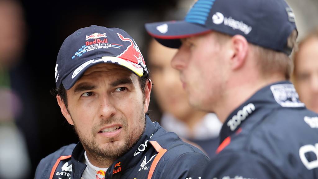 Max Verstappen (rechts) beschert Red Bull die 100. Pole-Position in der Formel 1. Teamkollege Sergio Perez komplettiert die erste Startreihe