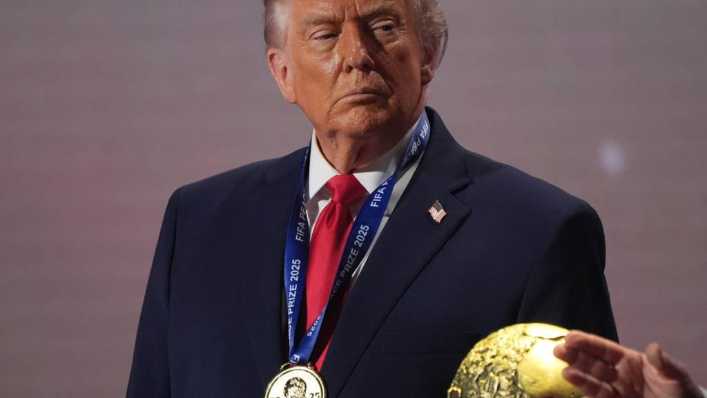 Donald Trump steht vor dem WM-Pokal