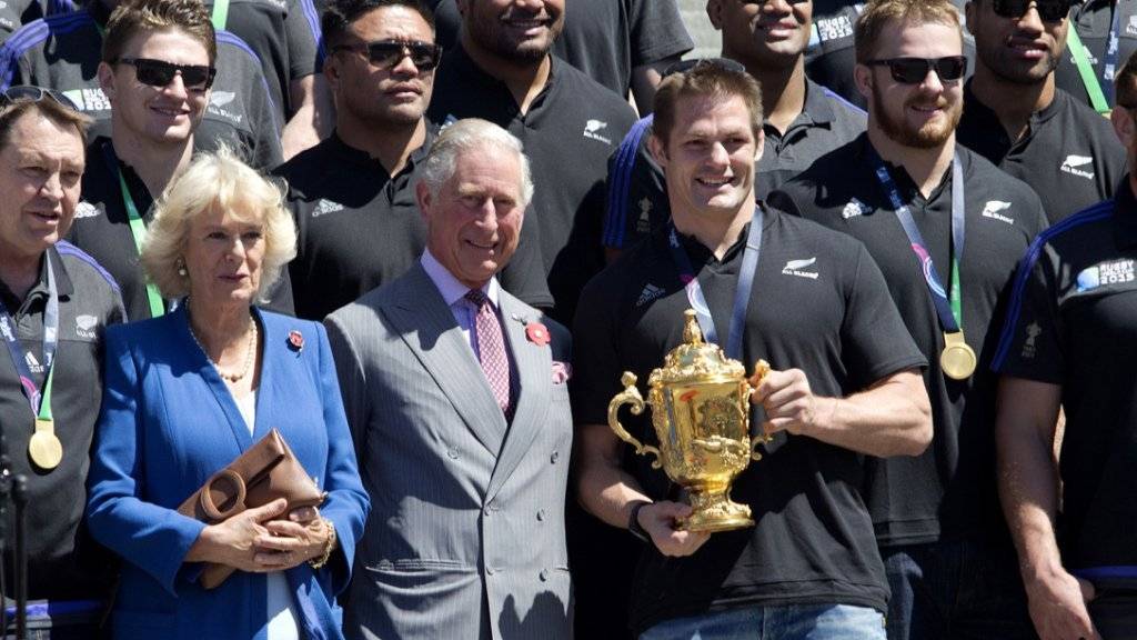Prinz Charles und seine Frau Camilla haben ihr Besuchsprogramm in Neuseeland geändert, um den Rugby-Weltmeistern persönlich zu gratulieren.