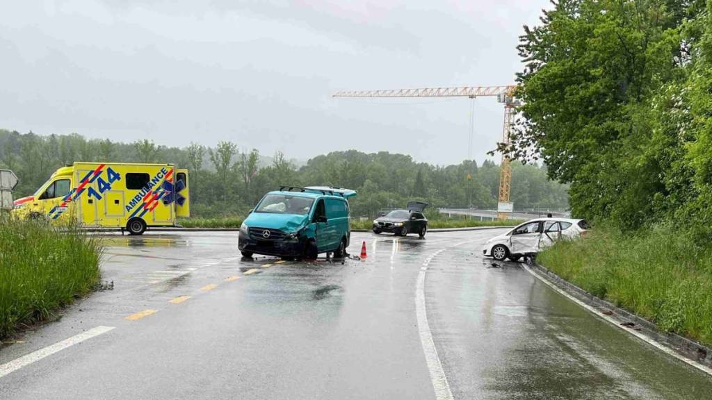 Eine 76-jährige Autofahrerin kollidierte beim Einbiegen in eine Hauptstrasse bei Flumenthal SO mit einem Lieferwagen.