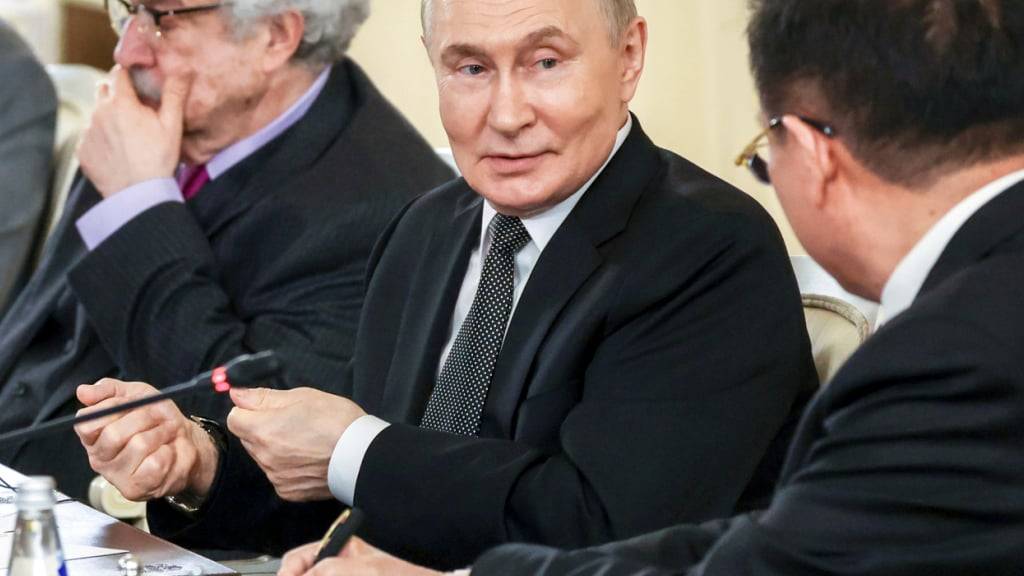 Auf der von der staatlichen russischen Nachrichtenagentur Sputnik und dem Kreml über AP veröffentlichten Aufnahme spricht der russische Präsident Wladimir Putin mit dem Präsidenten der Nachrichtenagentur Xinhua, Fu Hua (r), während eines Treffens mit Vertretern internationaler Nachrichtenagenturen im neu renovierten Staatlichen Rimski-Korsakow-Konservatorium in St. Petersburg am Rande des Internationalen Wirtschaftsforums. Foto: Vyacheslav Prokofyev/Pool Sputnik Kremlin/AP/dpa - ACHTUNG: Nur zur redaktionellen Verwendung und nur mit vollständiger Nennung des vorstehenden Credits