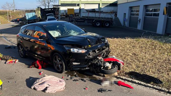 Auto crasht in Roller – 20-jähriger Rollerfahrer unbestimmt verletzt