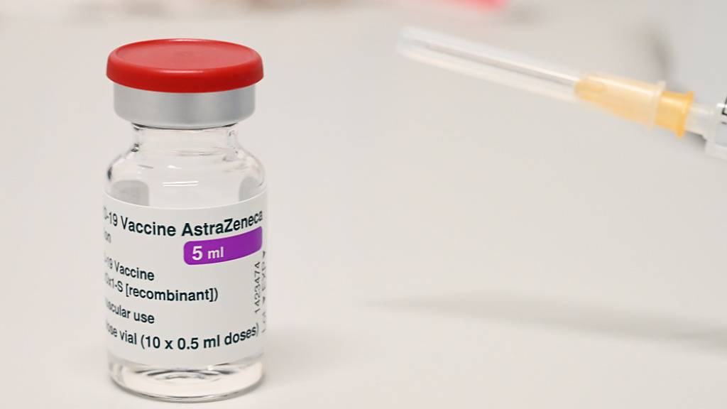 ARCHIV - Eine Dosis des Corona-Impfstoffs von Astrazeneca steht auf einem Tisch. Foto: Stefan Sauer/dpa