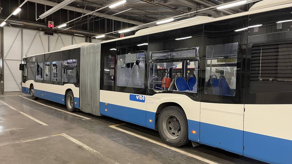 Zerstörte Busse im Depot der VBL nach der Partie zwischen dem FC Luzern und dem FC Basel. Anhänger des FC Basel begingen massive Sachbeschädigungen: Drei Busse wurden demoliert, zwei sind nicht mehr fahrfähig.