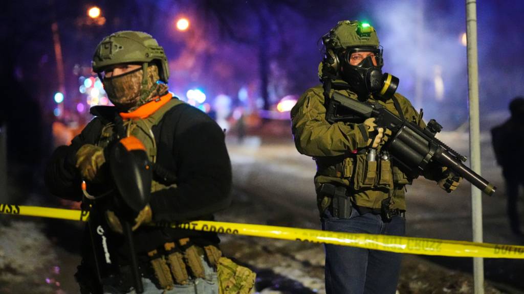Polizeibeamte sind am Tatort einer gemeldeten Schießerei in Minneapolis unterwegs. Foto: Adam Gray/AP/dpa