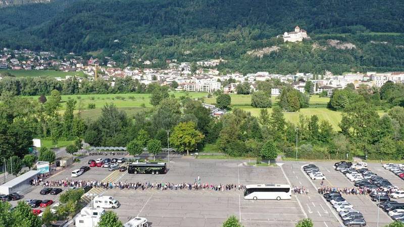 Anstehen vor dem Rheinpark Stadion in Vaduz. (Bild: zVg)