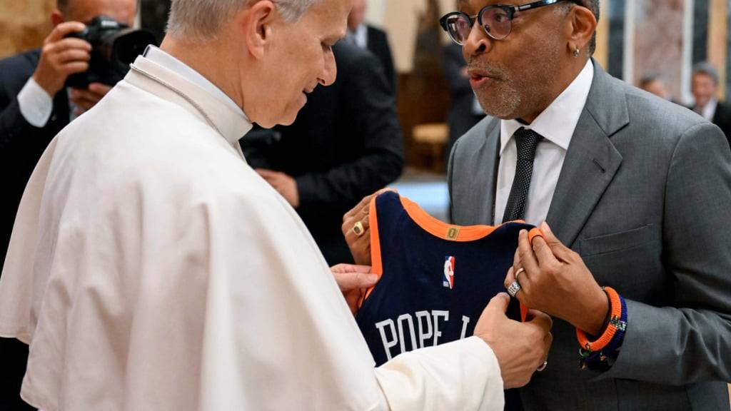US-Filmemacher Spike Lee (r.) übergibt dem Papst ein Trikot von dessen Basketball-Lieblingsklub.