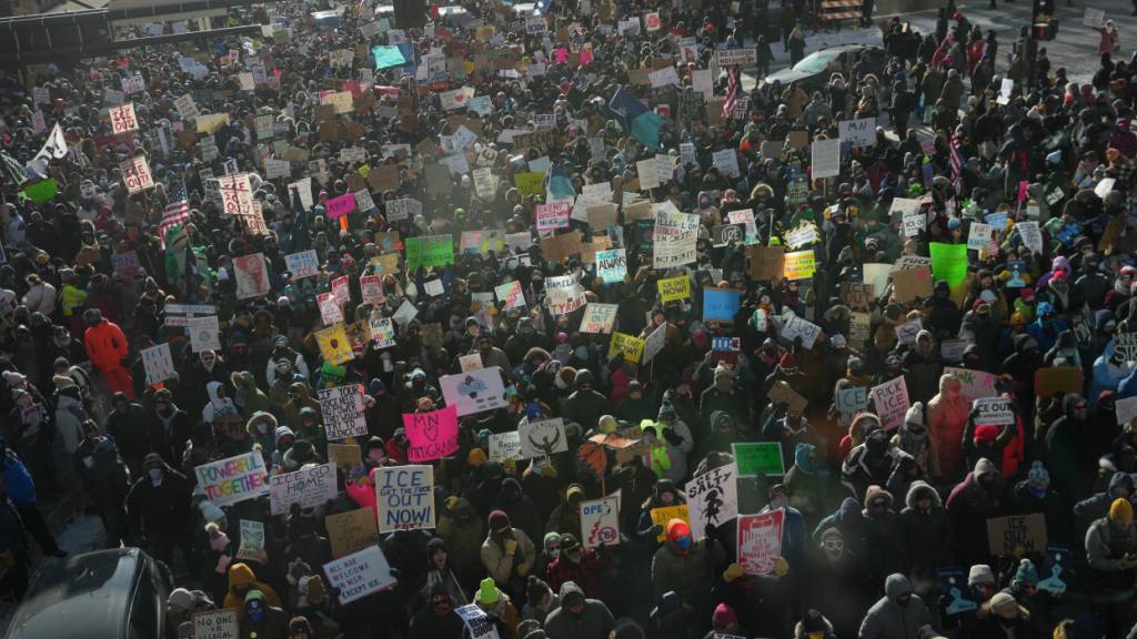 ARCHIV - Menschen protestieren in Minneapolis gegen Bundesbeamte der Einwanderungsbehörde. Foto: Angelina Katsanis/FR172095 AP/dpa