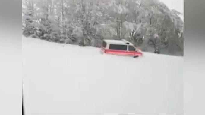 Zürcher Polizeiauto verunfallt und bleibt im Schnee stecken