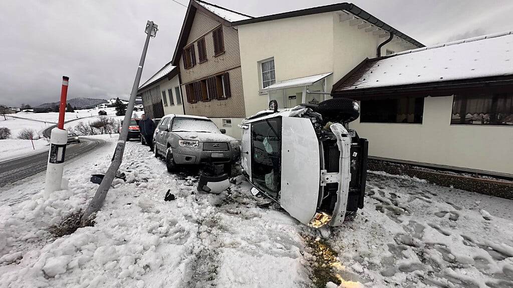 In Bennau SZ kam ein Auto auf der schneebedeckten Strasse ins Rutschen.