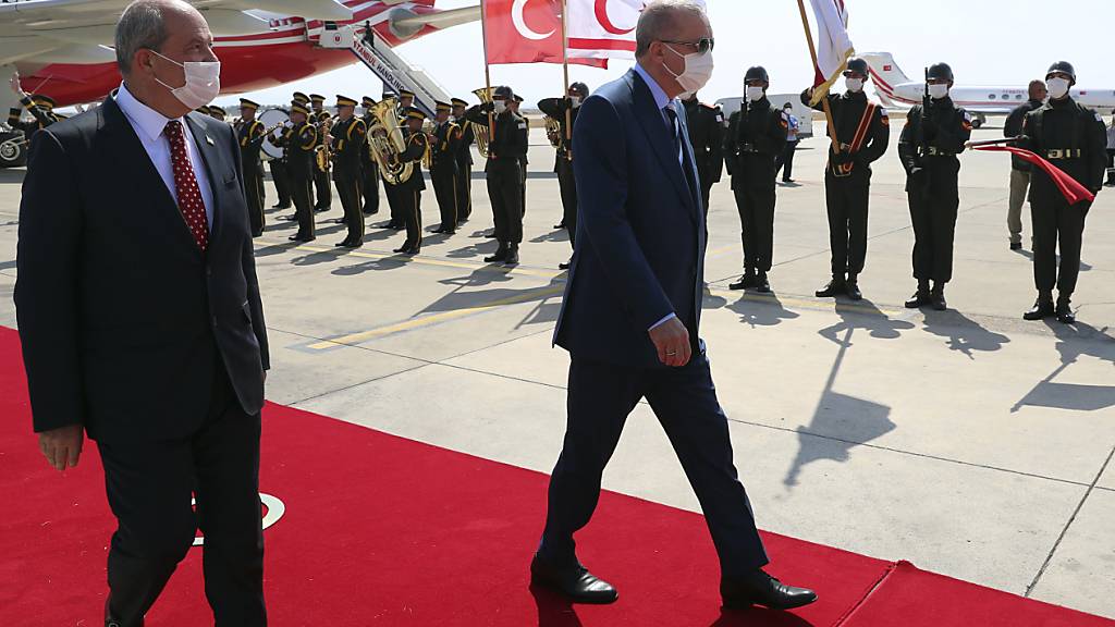 Ersin Tatar (l), Präsident der Türkischen Republik Nordzypern, empfängt Recep Tayyip Erdogan, Präsident der Türkei, auf dem Flughafen Ercan. Foto: -/Turkish Presidency/AP/dpa Foto: -/Turkish Presidency/AP/dpa