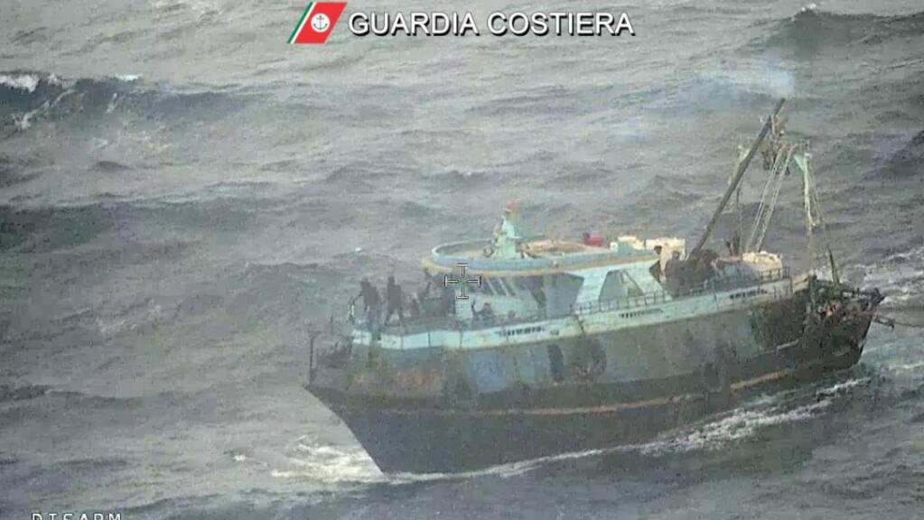 HANDOUT - Die italienische Küstenwache brachte dieses Boot bei einer Rettungsaktion im Mittelmeer in Sicherheit. An Bord waren mehr als 100 Menschen. Foto: -/Guardia Costiera/dpa - ACHTUNG: Nur zur redaktionellen Verwendung im Zusammenhang mit der aktuellen Berichterstattung und nur mit vollständiger Nennung des vorstehenden Credits