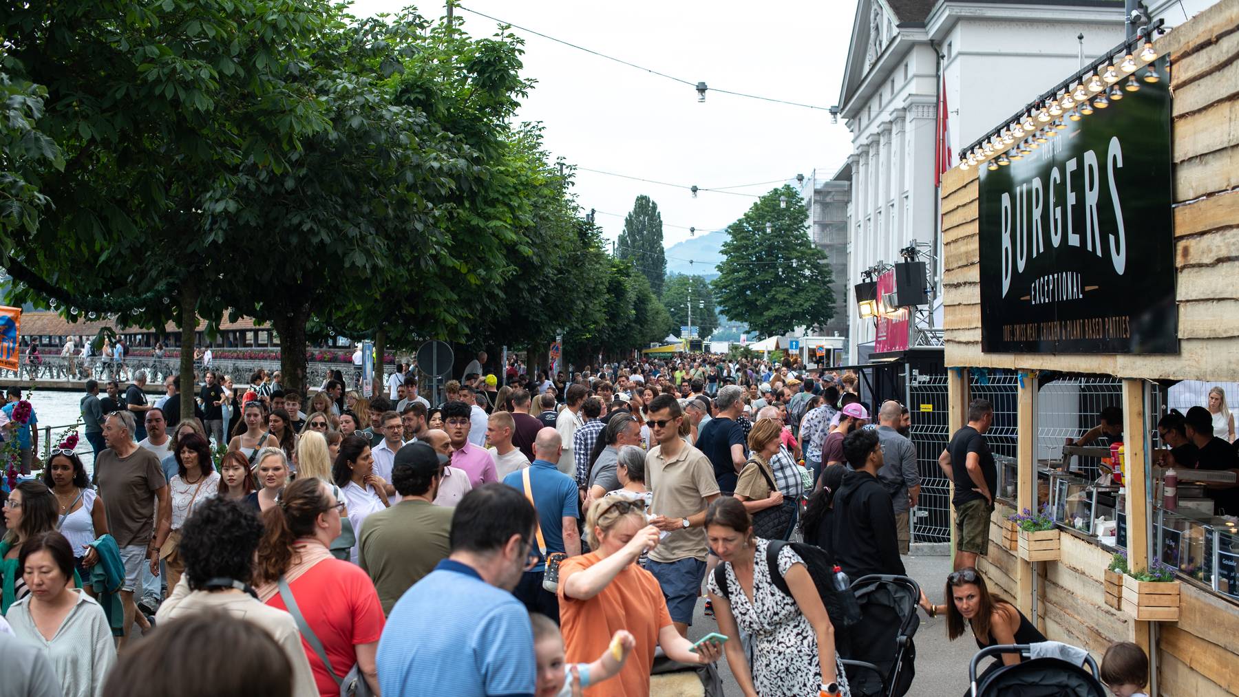 Luzern Stadtfest 2024 / Eindrücke vom soeben eröffneten Stadtfest mit dem Konzert von Roulotte Bariolées auf dem Mühleplatz.