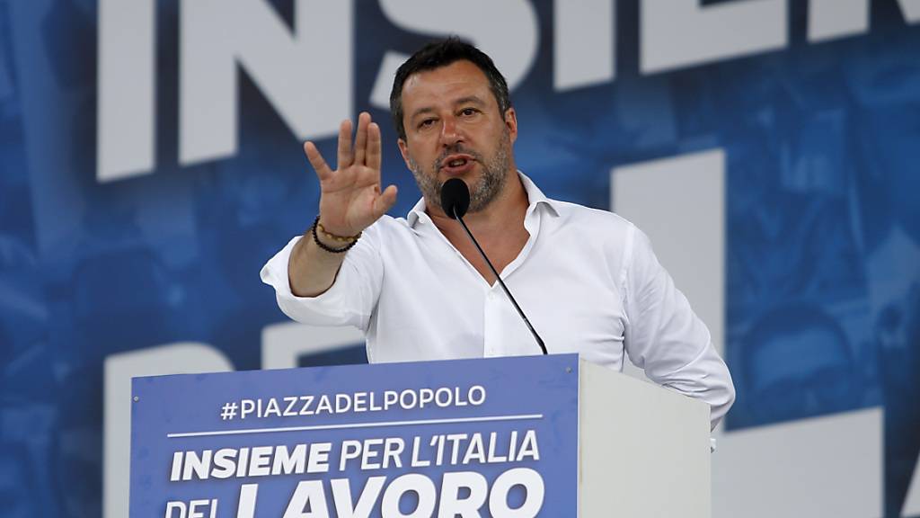 Der italienische Senat hat die Immunität des früheren Innenministers Matteo Salvini in einem zweiten Verfahren im Zusammenhang mit dessen Anti-Flüchtlingspolitik aufgehoben.