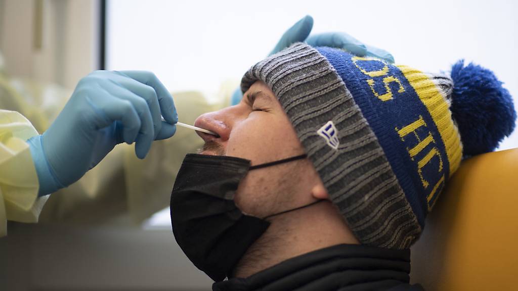 Ein Mann beim PCR Test, im Testzentrum beim Spital in Davos. (Archivbild)