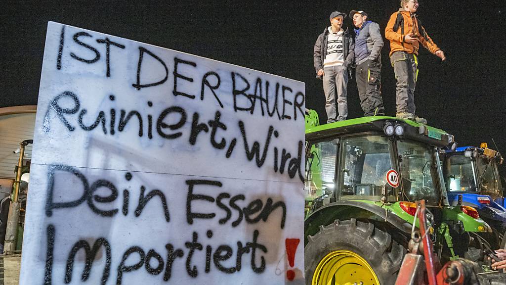 Bauernprotest mit über 100 Traktoren im Luzerner Wolhusen Markt