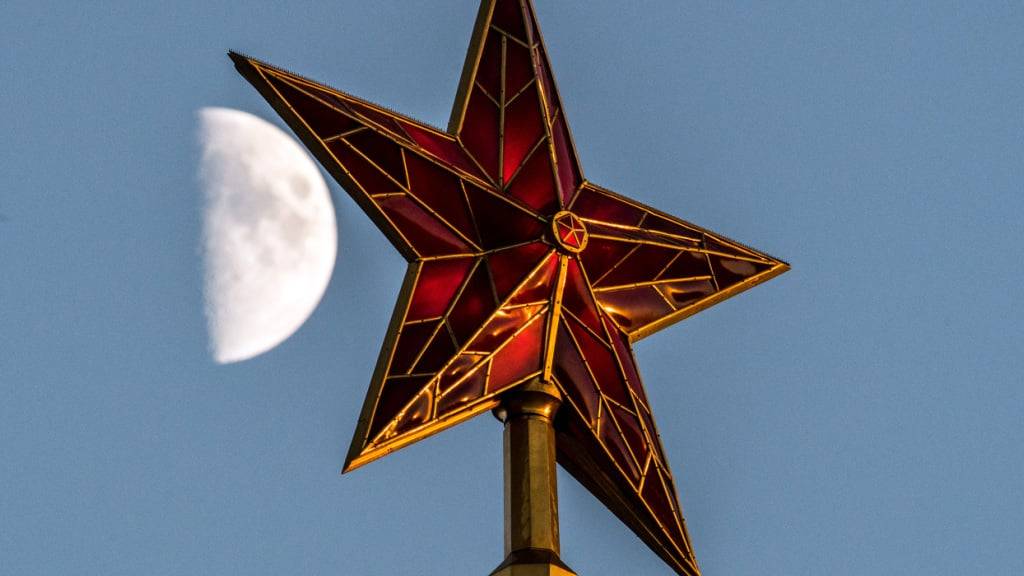 ARCHIV - Hinter dem Roten Stern auf dem Turm des Kreml steht der Mond. Foto: Federico Gambarini/dpa