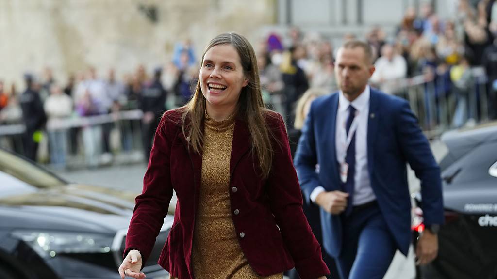 ARCHIV - Katrin Jakobsdottir, ehemalige Premierministerin von Island, lacht bei ihrer Ankunft zu einem Treffen der Europäischen Politischen Gemeinschaft auf der Prager Burg. Foto: Petr David Josek/AP/dpa