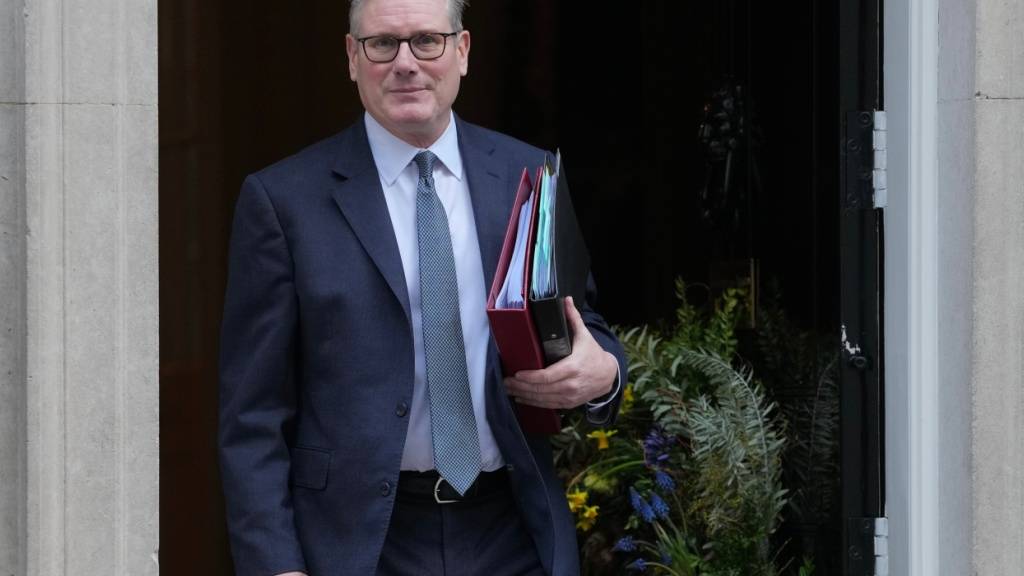 Der britische Premierminister Keir Starmer verlässt Downing Street 10, um an der wöchentlichen Fragestundeim Parlament teilzunehmen. Foto: Kin Cheung/AP/dpa