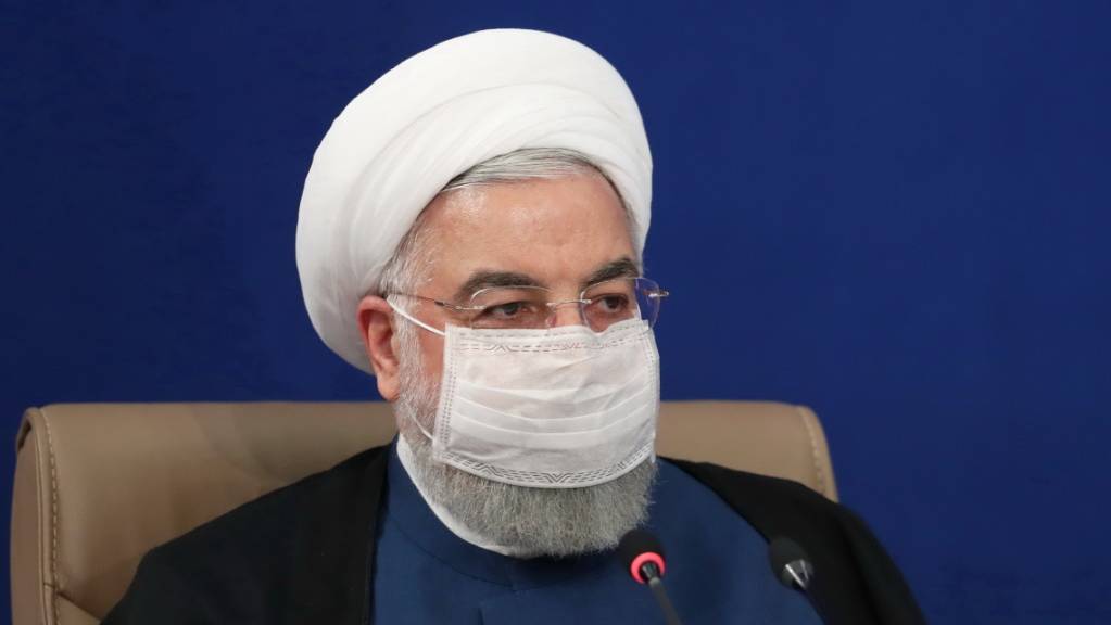 HANDOUT - Hassan Ruhani, Präsident des Iran, leitet eine Kabinettssitzung und trägt dabei eine Maske. Foto: -/Iranian Presidency/dpa - ACHTUNG: Nur zur redaktionellen Verwendung und nur mit vollständiger Nennung des vorstehenden Credits