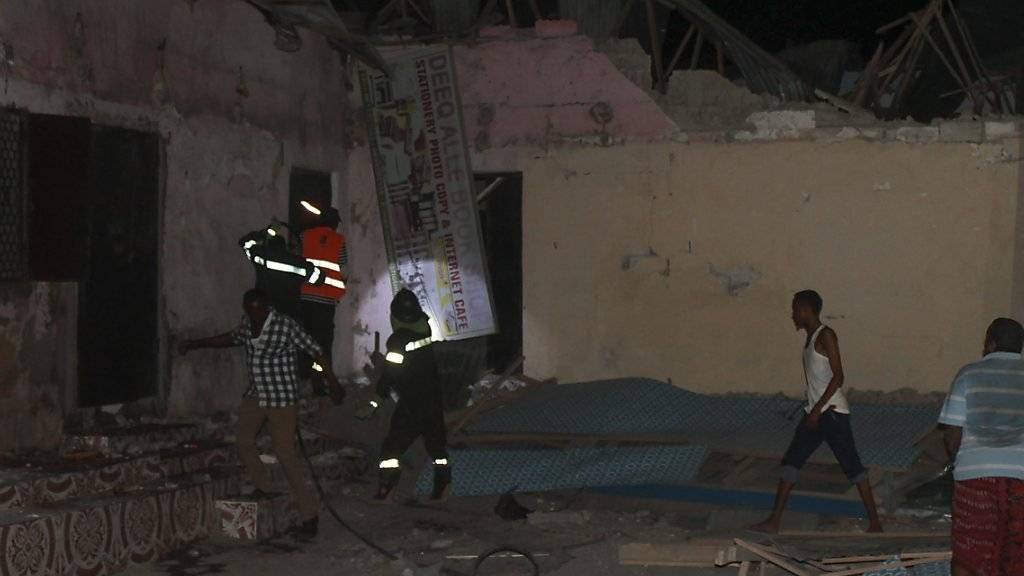 Rettungskräfte suchen in einem zerbombten Haus nach Opfern des Anschlags.