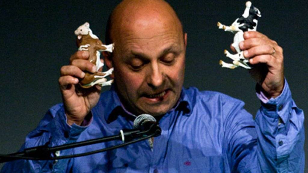 Matteo Fargion und sein Performance-Partner Jonathan Burrows sind Artists in Residence am Musikfestival Bern. Sie präsentieren unter anderem eine Stück mit Plastikkühen und ein anderes ganz ohne Ton. (Pressebild)