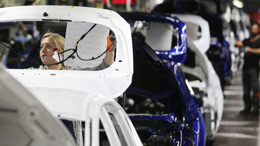 Auch nach 2035 könnten neue Verbrenner noch zugelassen werden – so hiess es am Dienstag aus Strassburg. Dafür sollen Unternehmensflotten in EU-Ländern aber nahezu klimaneutral werden. (Archivbild)