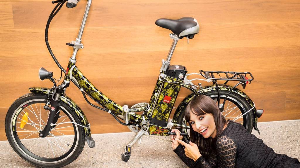 Antia Buri signiert das von ihr designte E-Bike. (zVg)