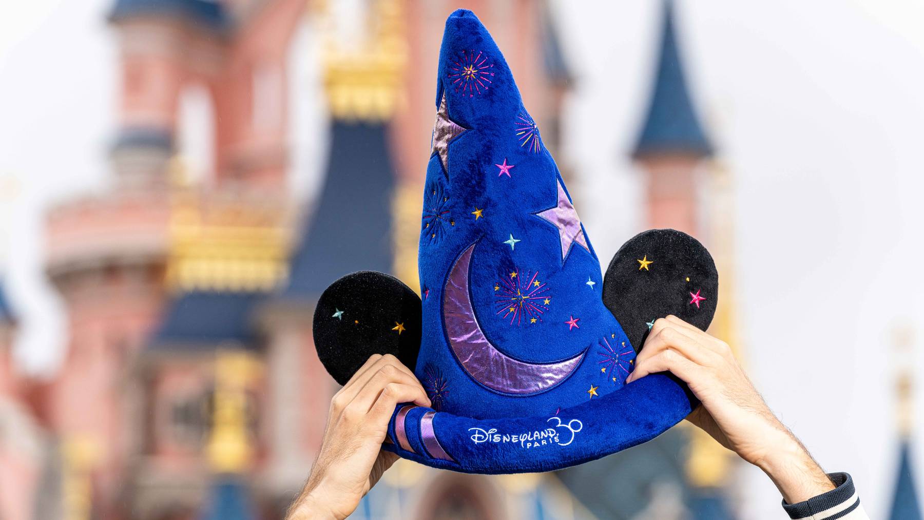 Mickey hat with lights and iridescent materials_Copyright©DISNEY