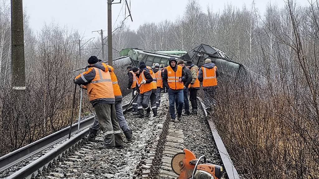 HANDOUT - In Russland sind südlich von Moskau, womöglich durch Sabotage, nach Behördenangaben 19 Waggons eines Güterzuges entgleist. Foto: Uncredited/Official telegram channel of the Moscow Railway - a branch of the Russian Railways Company/AP