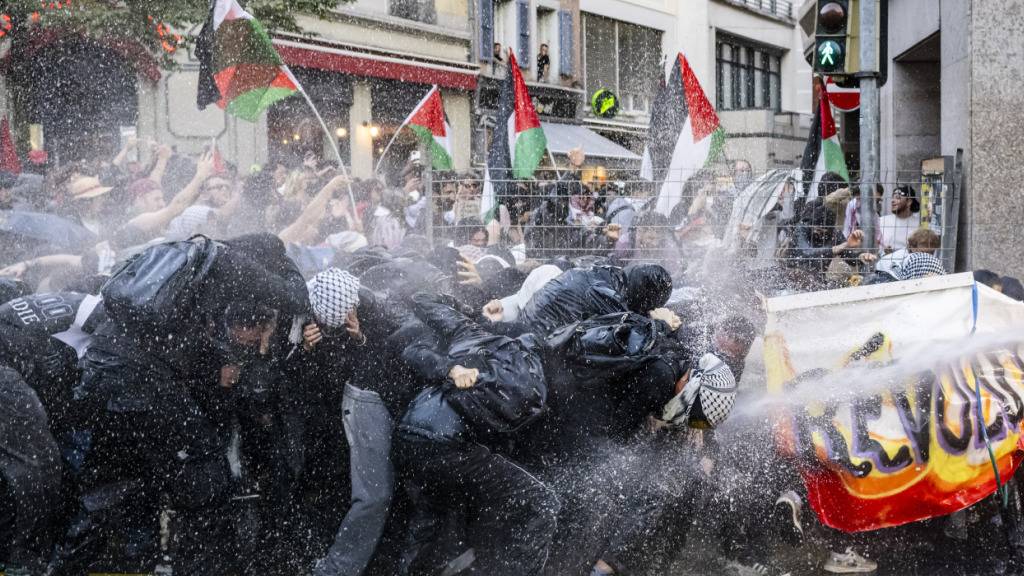Pro-palästinensische Aktivisten gerieten am Donnerstagabend in Lausanne, wo parallel ein Marsch zur Unterstützung Israels stattfand, mit der Polizei aneinander.