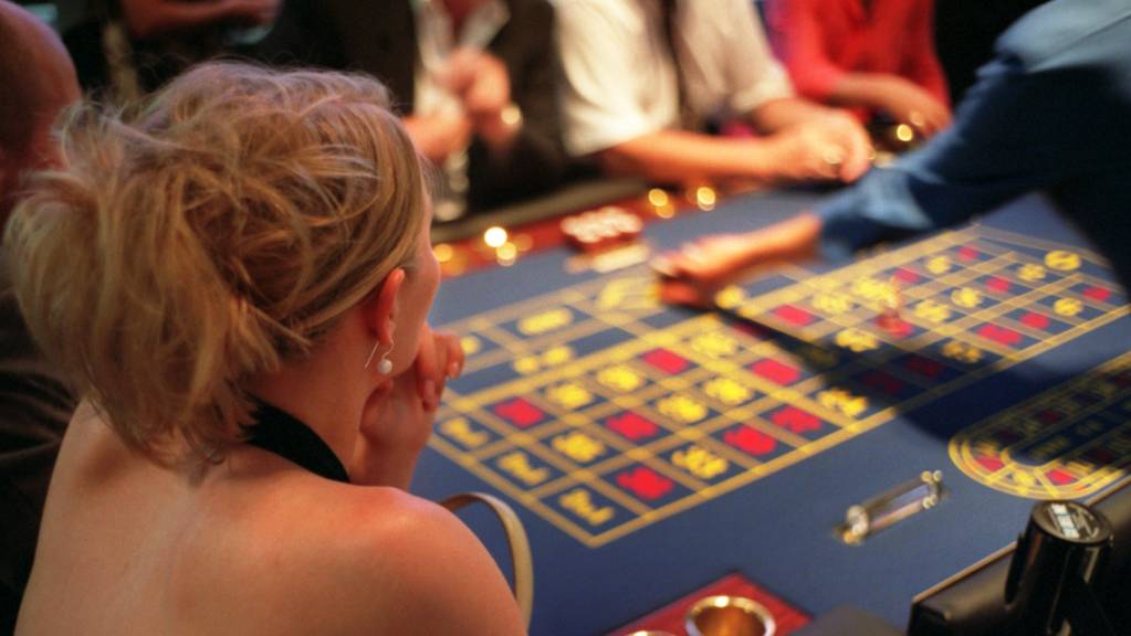 Glücksspiele können Glück auslösen, aber auch süchtig machen - insbesondere auch bei Online-Geldspielen. 16 Deutschschweizer Kantone lancieren nun eine digitale Sensibilisierungskampagne. (Symbolbild)