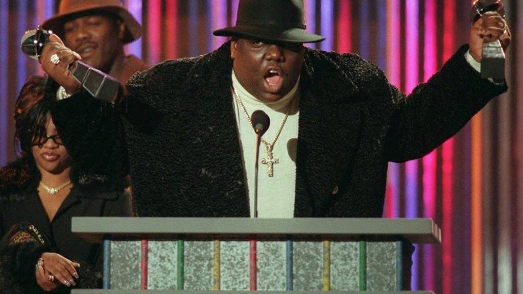 Notorious B.I.G. (a.k.a. Biggie Small), bei einer Preisverleihung 1997 - nun wurde der US-Rapper posthum mit einem eigenen Basketball-Platz in Brooklyn geehrt.