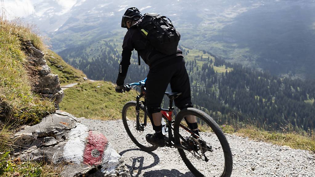 Ein Mountainbiker zwischen Engelberg und Melchsee-Frutt: Die Kantone Ob- und Nidwalden wollen den Ausbau des Bike-Angebots fördern. (Archivbild)