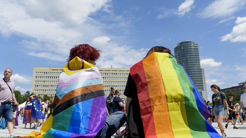 Teilnehmer der Pride-Parade in Bratislava. Foto: Pavol Zachar/TASR/dpa