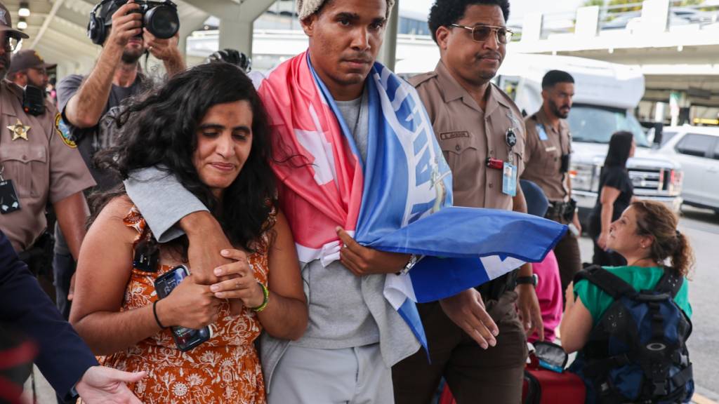 Der kubanische Dissident und Künstler Luis Manuel Otero Alcántara trifft am Miami International Airport ein, nachdem er in Kuba eine fünfjährige Haftstrafe verbüßt hat. Foto: David Santiago/AP/dpa