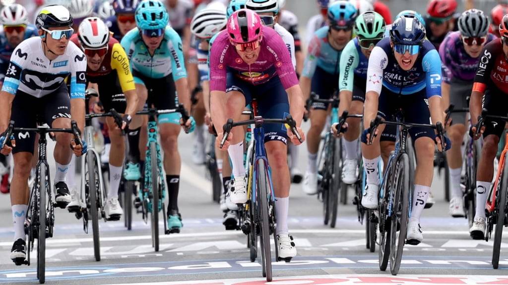 Mads Pedersen (Mitte) feiert am diesjährigen Giro bereits seinen zweiten Etappensieg