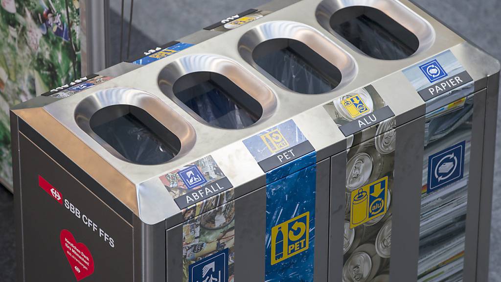 Vorbild SBB: Solche Recyclingstationen wie an Bahnhöfen sollen auch in Gemeinden aufgestellt werden, allerdings nur an stark frequentierten Orten. Dies fordert der Kantonsrat. (Archivbild)