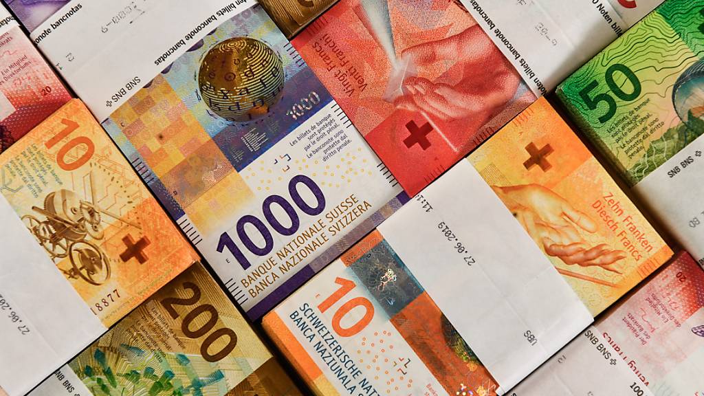 Wer die provisorische Steuerrechnung im Aargau in diesem Jahr nicht bis Ende Oktober bezahlt, muss einen Verzugszins von 5 Prozent entrichten. Wer das Geld im Voraus überweist, erhält dagegen nur 0,3 Prozent Vergütungszins. (Symbolbild)