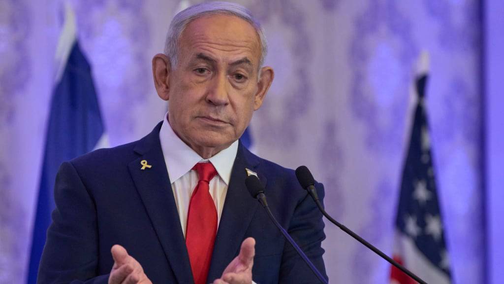 Der israelische Ministerpräsident Benjamin Netanjahu spricht auf einer Konferenz zu den Zuhörern. Foto: Ohad Zwigenberg/AP/dpa