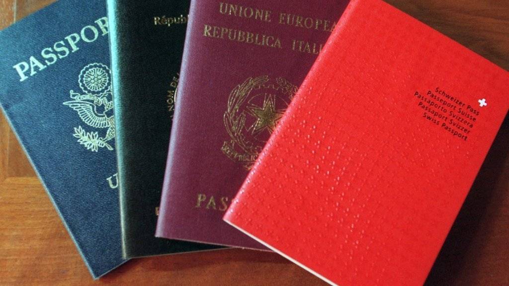 Die SP will für Personen mit B-Ausweis den Weg zum Schweizer Pass erleichtern.